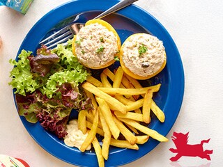 Perziken met tonijn, frietjes en salade