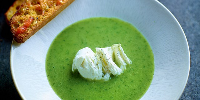 Soupe au basilic à la mozzarella de bufflonne et au pain à l'ail tomaté