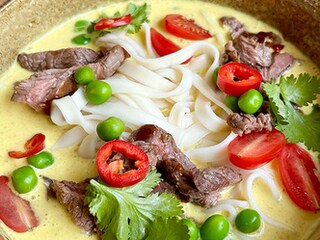 Soupe de nouilles au bœuf caramélisé, lait de coco et citronnelle