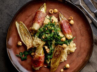 Witloofrolletjes met rauwe ham, knolselderpuree en hazelnoten
