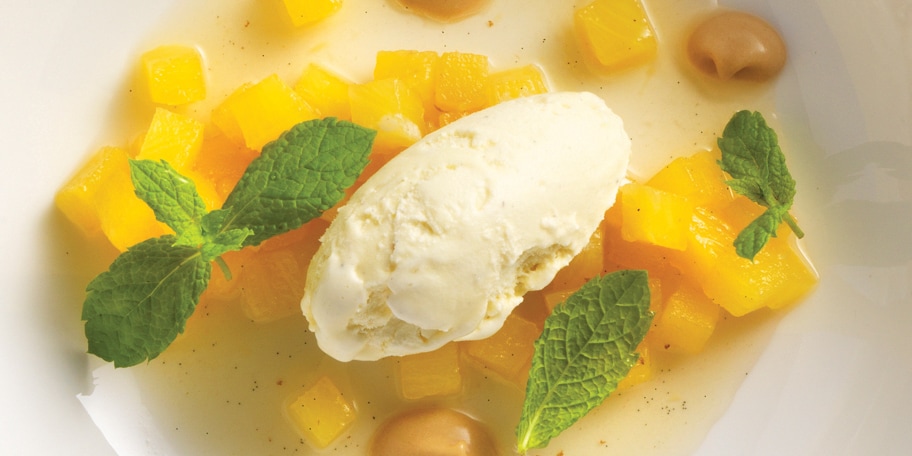 Ananas mariné aux épices, caramel au beurre salé, glace vanille Tahiti