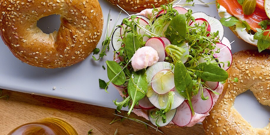 Bagel met tarama en radijs