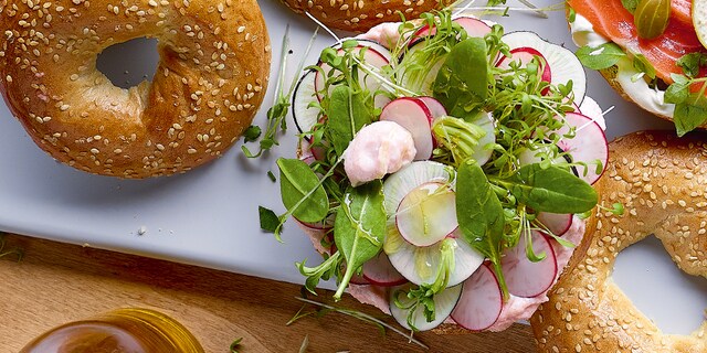 Bagel met tarama en radijs