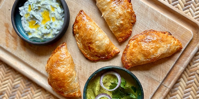 Empanadas, guacamole de brocolis et petits pois, sauce yaourt