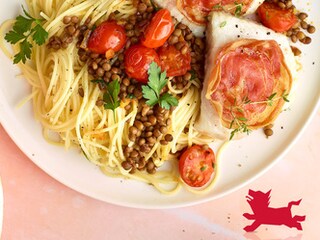 Pangasius rôti à la pancetta, capellini aux tomates et aux lentilles