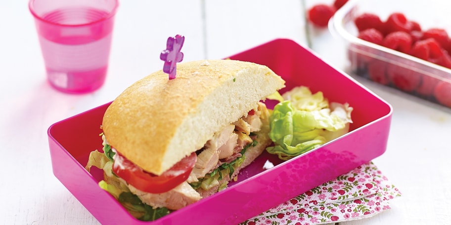 Gevuld brood met bacon, sla en tomaat