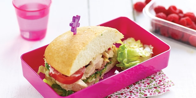 Gevuld brood met bacon, sla en tomaat