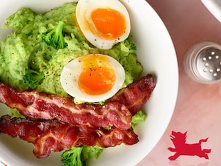 Smeuïge broccolistoemp, zachtgekookte eieren en krokante spek