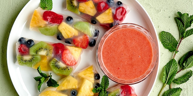 Zoete lenterolletjes met fruit, aardbeiencoulis en kerstomaten