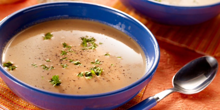 Roze consommé van Parijse champignons