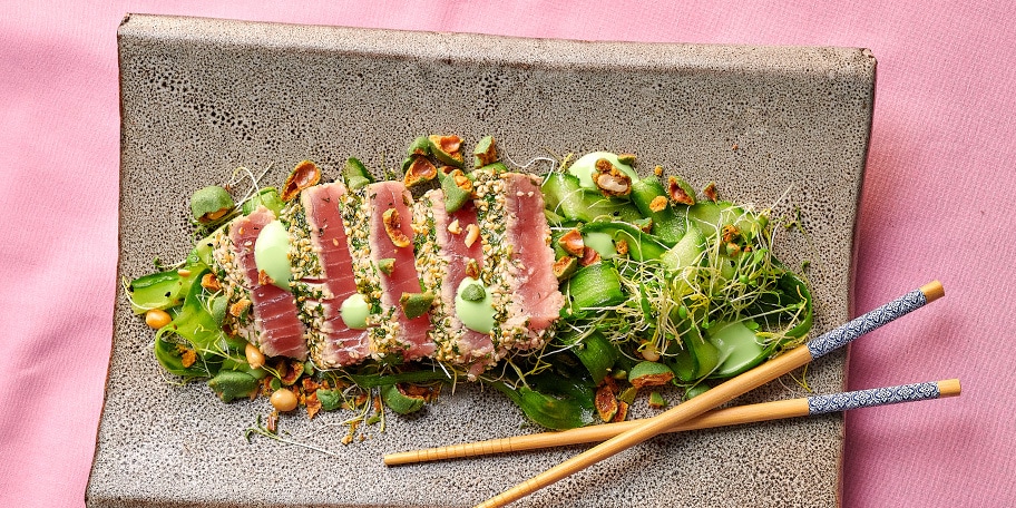 Tataki van tonijn, komkommersalade en wasabipinda’s
