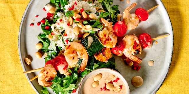 Satés de crevettes et riz pilaf aux herbes