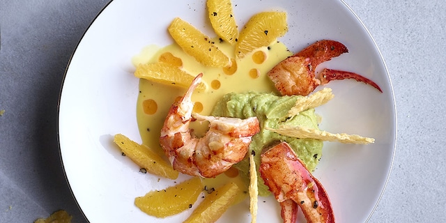 Kreeft met sinaasappelcrème, parmigianokoekjes en avocadocrème