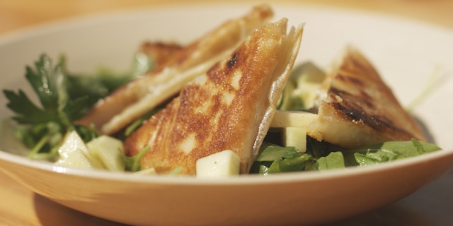 Fromage de chèvre croustillant aux pommes, poires et vinaigrette moutarde/miel