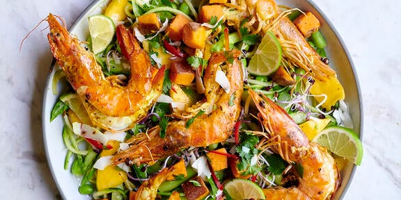 Zoete aardappelsalade met gegrilde garnalen