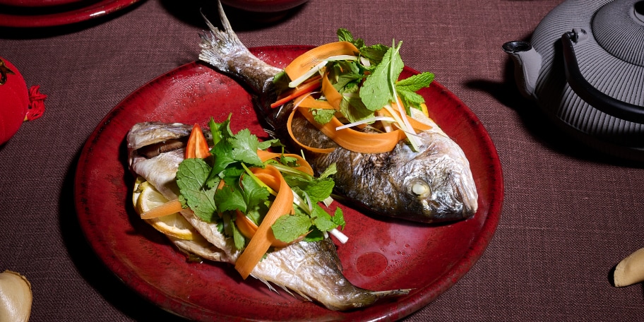 Dorade uit de oven en fris kruidenslaatje