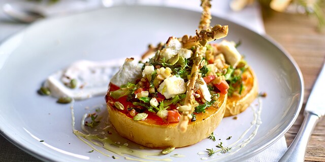 Canapés van geroosterde butternut met linzen, fijne groentjes en gegrilde geitenkaas