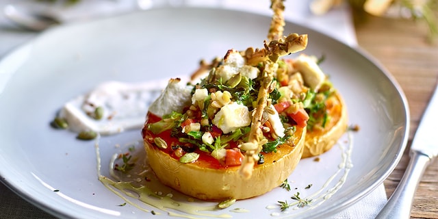 Canapés van geroosterde butternut met linzen, fijne groentjes en gegrilde geitenkaas