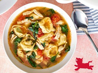 Maaltijdsoep met kip en tortelloni