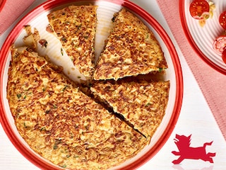 Tortilla espagnole au chou-fleur et aux lardons, salade de tomates cerises