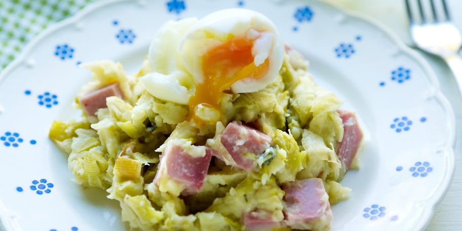 Potée aux poireaux, jambon et œufs mollets