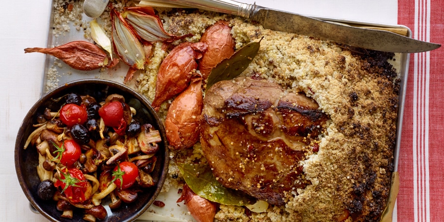 Gigot d'agneau en croûte de sel, champignons, olives et tomates