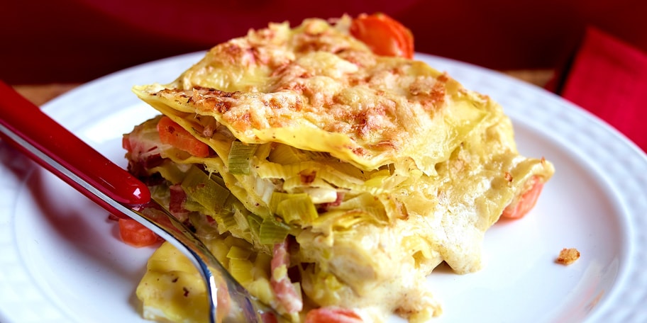 Lasagne met prei, wortelen en spekblokjes