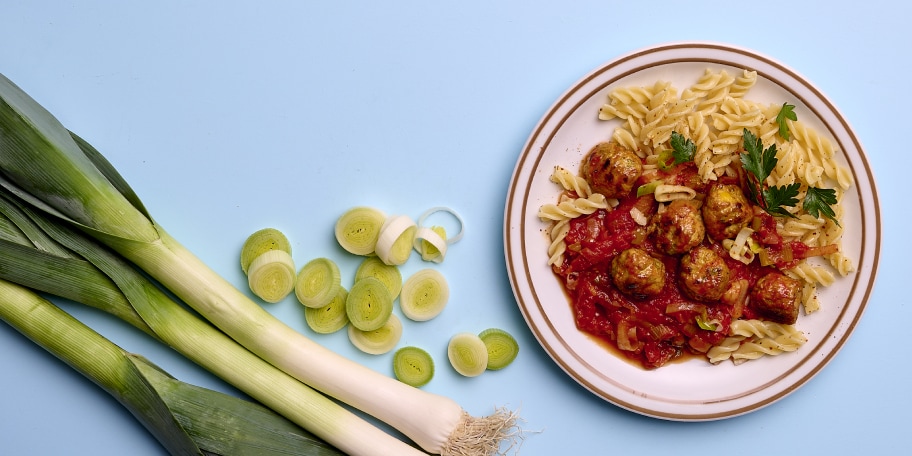 Groenteballetjes met tomatensaus en prei