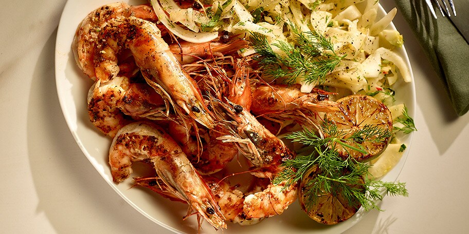 Gegrilde gamba’s en venkelsalade met “leche de tigre”