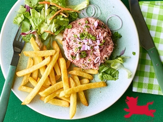 Américain préparé maison, frites et salade