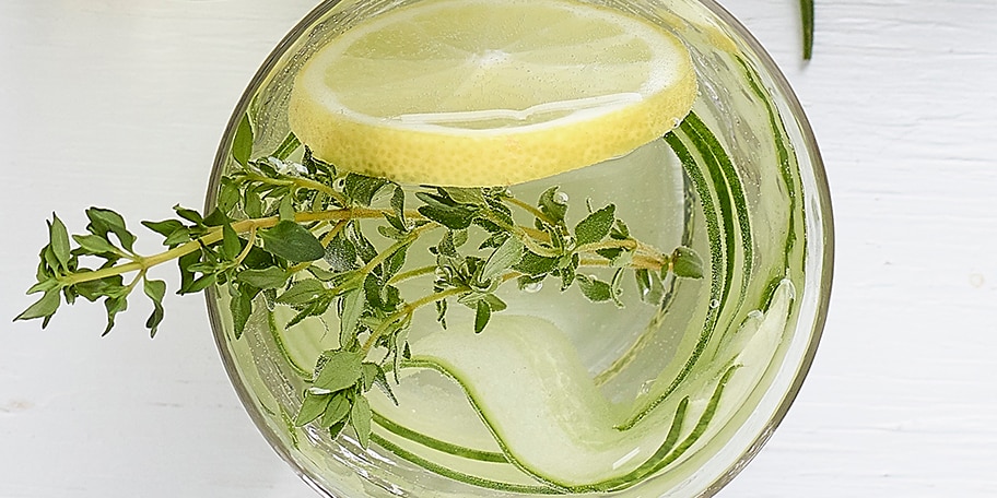 Gearomatiseerd water van komkommer, tijm, citroen  en agavesiroop