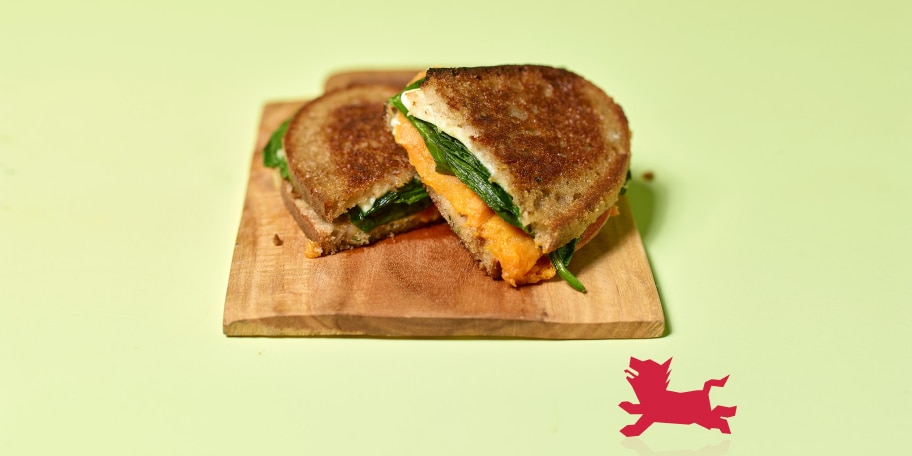 Croque-monsieur met zoete aardappelen, spinazie, roquefort en mozzarella