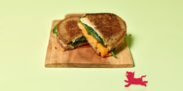 Croque-monsieur met zoete aardappelen, spinazie, roquefort en mozzarella