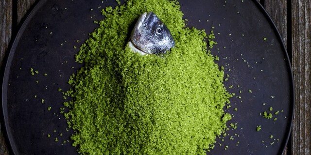 Goudbrasem in een groene zoutkorst