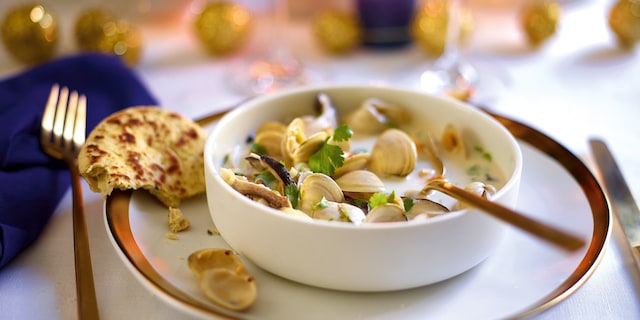 Nage van schelpdieren met kokosmelk en shiitakes