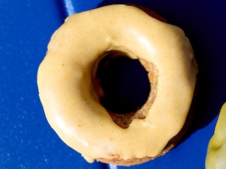 Donut-cakes met wortel en walnoten, met kurkumaglazuur