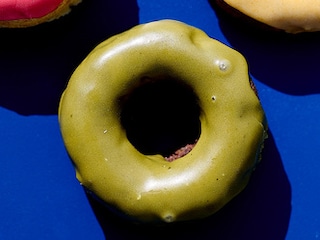 Donut-cakes met courgette en chocolade, met matcha-glazuur