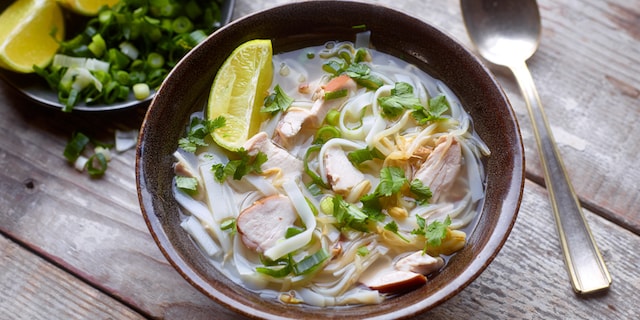 Phô soep met gerookte kip