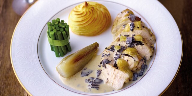 Minikapoenfilet gebakken in truffelboter met boontjes, witloof, pommes duchesse en truffelsaus