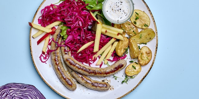 Gebakken chipolata's met slaatje van rode kool en appel