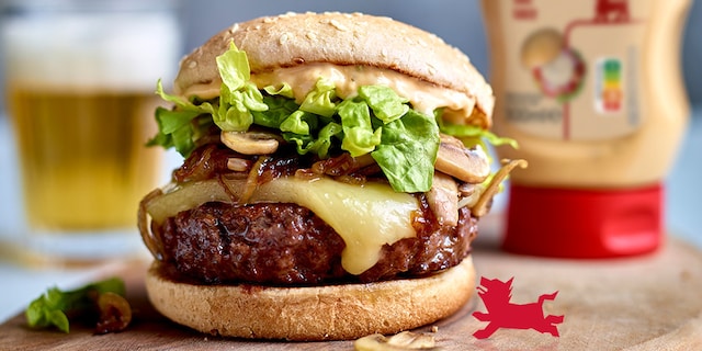 Burgers au confit d’oignons, fromage à raclette et champignons