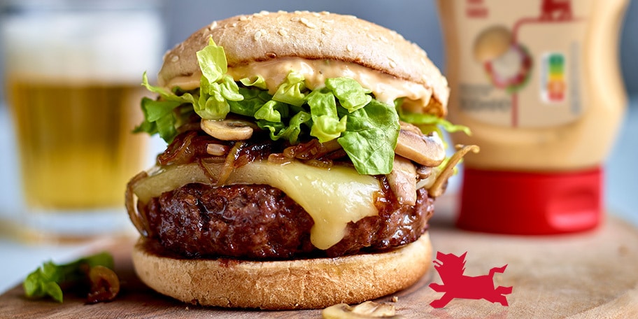 Burgers au confit d’oignons, fromage à raclette et champignons