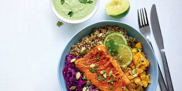 Bowl met quinoa, groentjes en gepaneerde pladijs