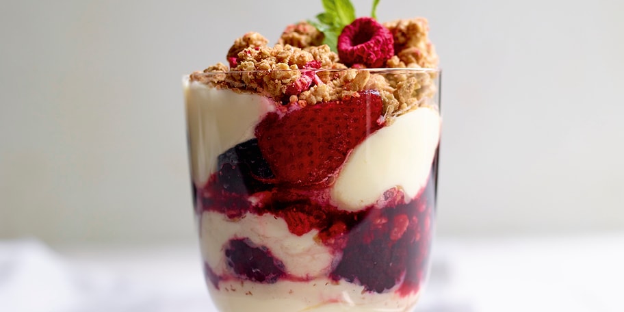 Tiramisu met rode vruchten, bramencrème en granola