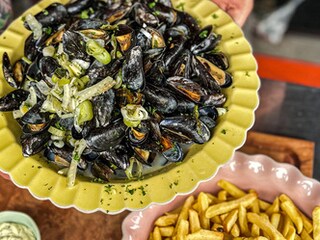 Moules au barbecue, au fenouil, poireaux et vin blanc
