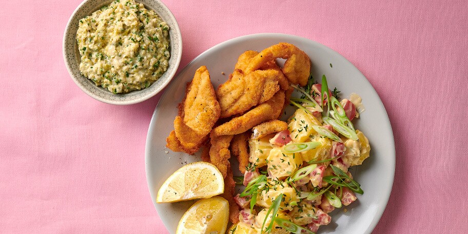 Goujonnettes de sole, salade de pommes aux radis et sauce rémoulade