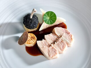 Poularde fermière, céleri-rave et croquettes à la truffe