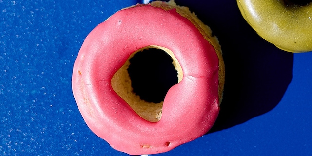 Donut-cakes met pastinaak en kokos, met frambozenglazuur