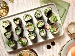 Maki's van gerookte heilbot met gember, radijzen en komkommer