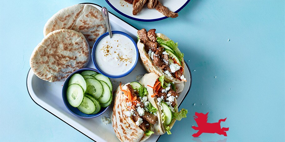 Pita's met gepelde steak, feta-yoghurtsaus